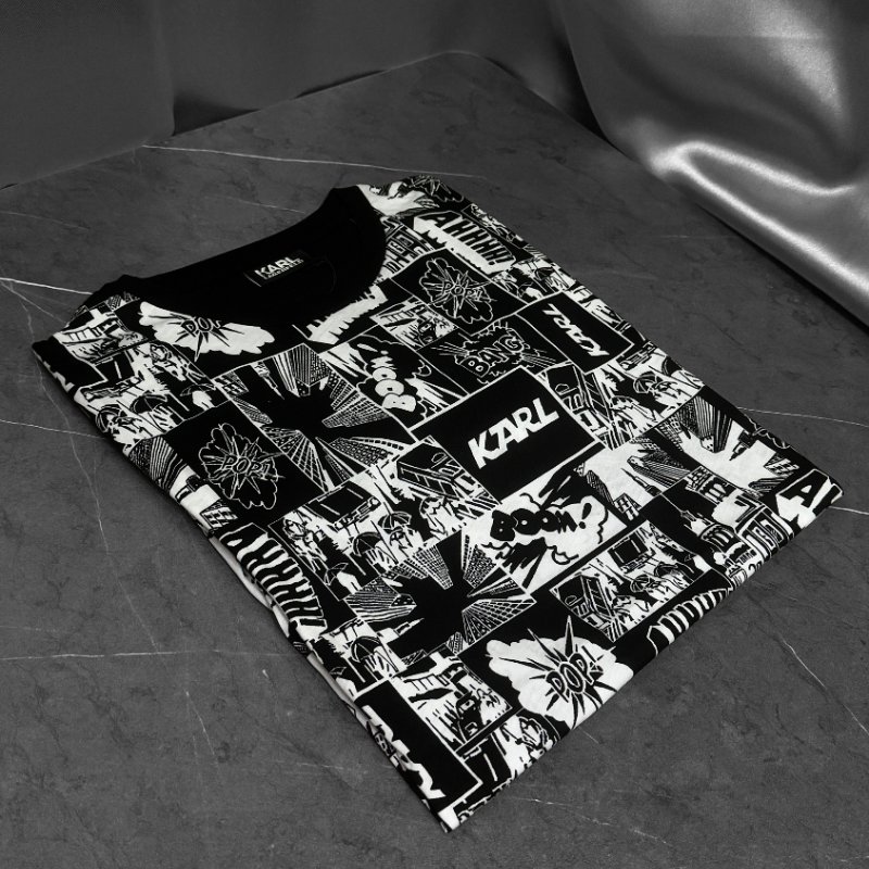 🎁 雙11選禮不煩惱,超值心意一次到【KARL LAGERFELD 卡爾老佛爺】滿版漫畫T恤-1