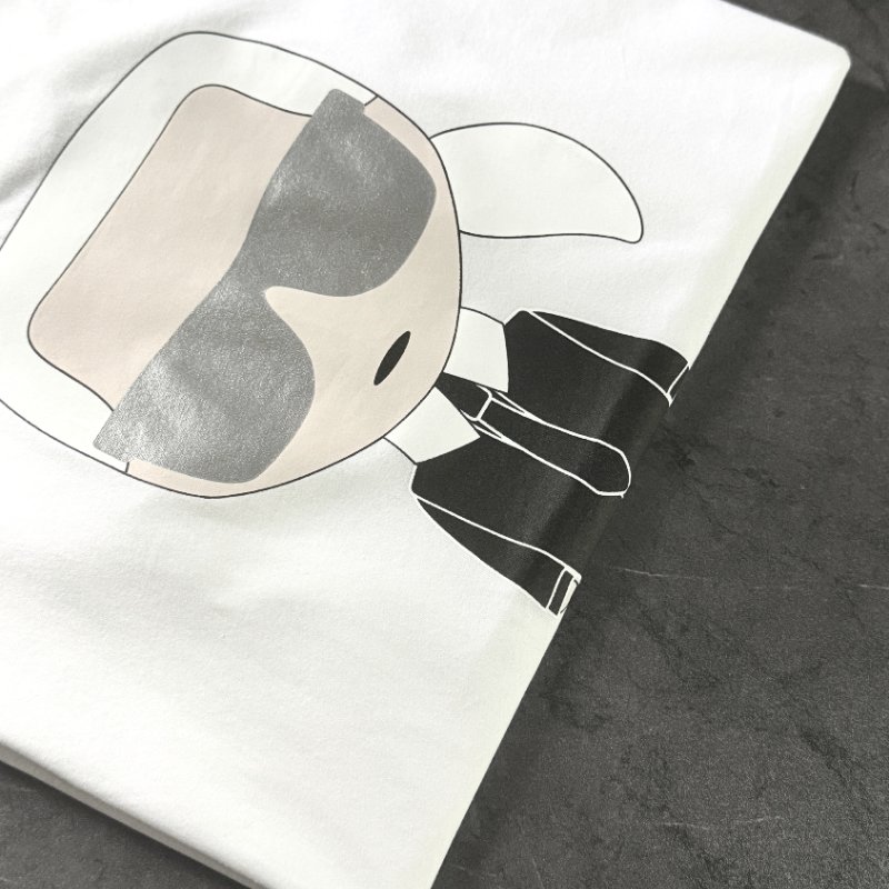 🎁雙11選禮不煩惱，超值心意一次到【KARL LAGERFELD 卡爾老佛爺】銀墨鏡老佛爺印花棉質T恤 白-1