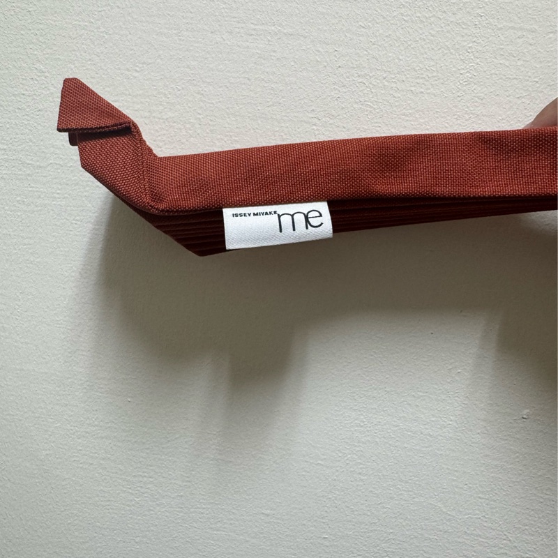 三宅一生樹幹包酒紅色-1