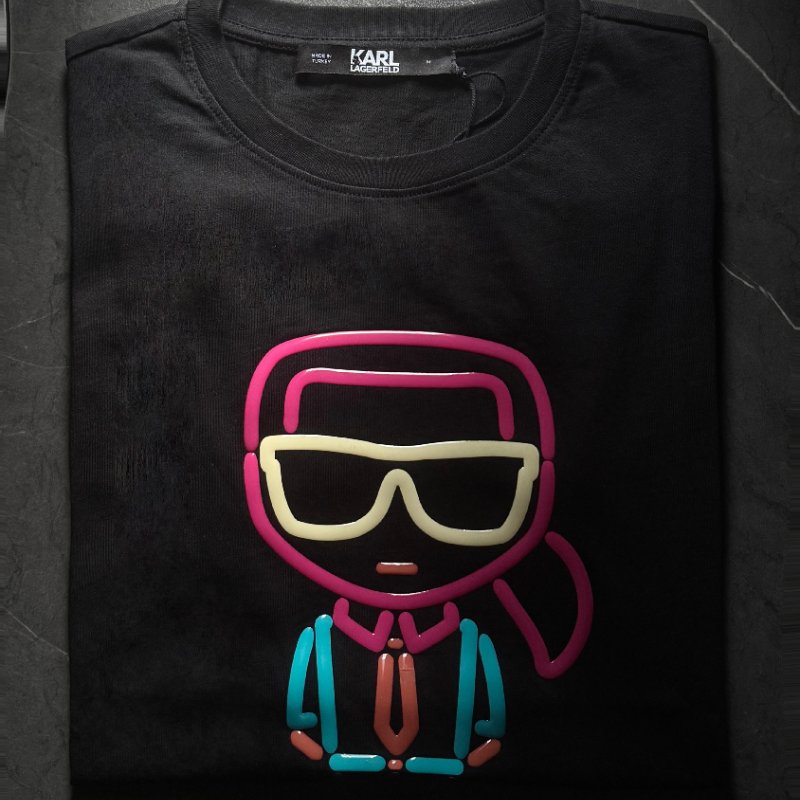 🎁 雙11選禮不煩惱，超值心意一次到【KARL LAGERFELD 卡爾老佛爺】彩色果凍立體LOGO 黑色T恤-0