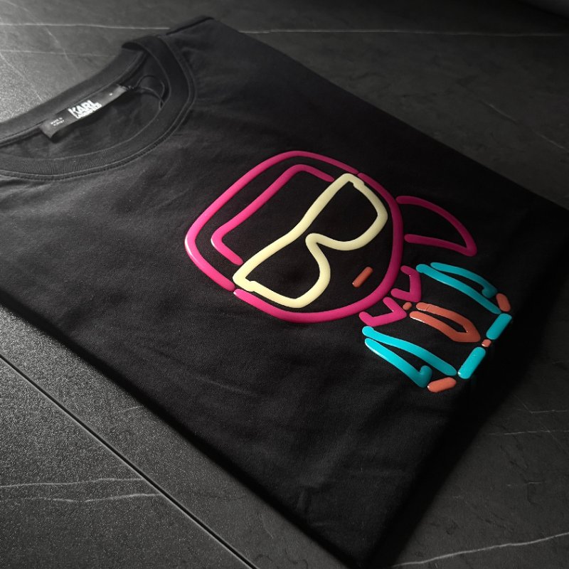 🎁 雙11選禮不煩惱，超值心意一次到【KARL LAGERFELD 卡爾老佛爺】彩色果凍立體LOGO 黑色T恤-3