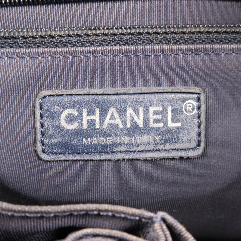 CHANEL 牛皮皮革/羊毛Gabrielle Medium鏈帶肩背袋-10