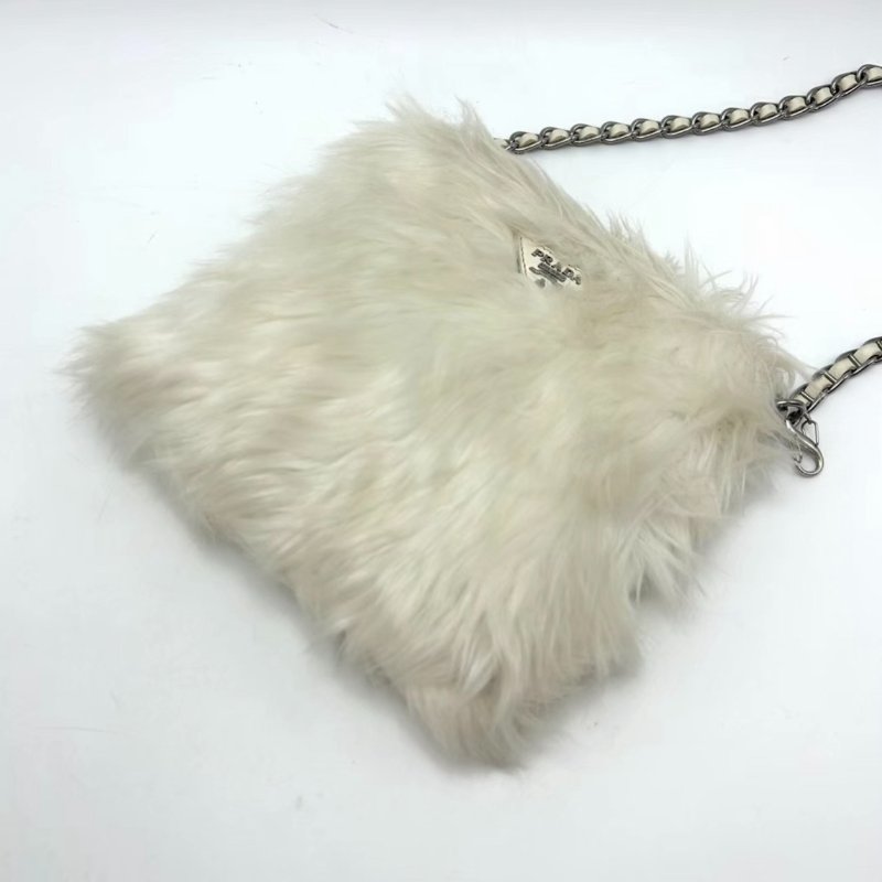 ️PRADA 白色銀扣長毛絨肩背斜背鏈條包 20*18*1 98新配件塵袋-1
