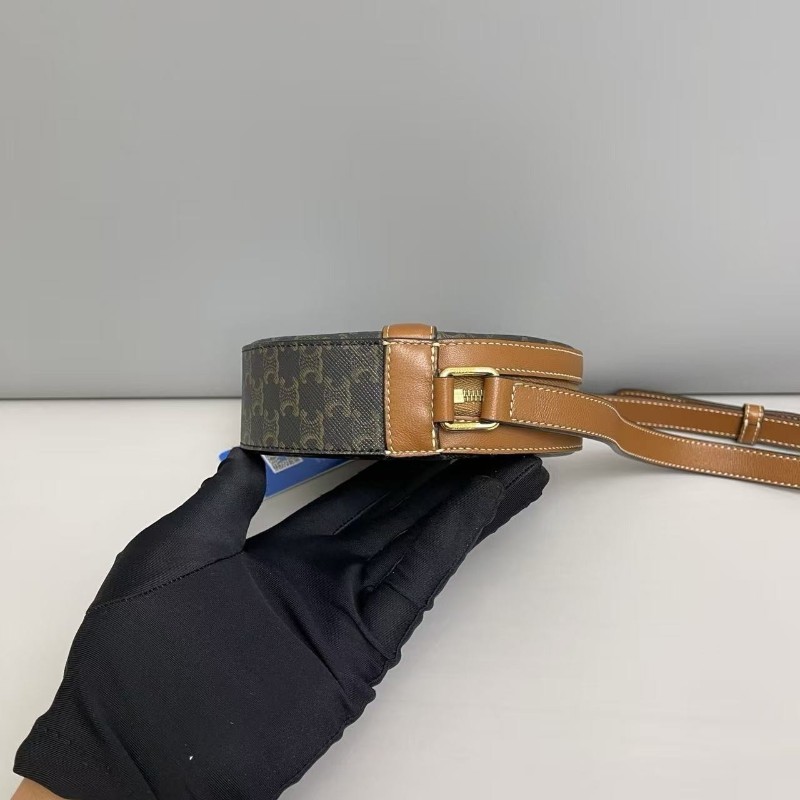 Celine賽琳 triomphe凱旋門焦糖色圓餅包 斜背包-2