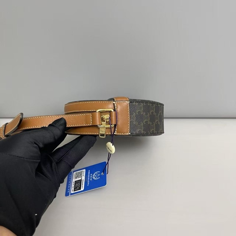 Celine賽琳 triomphe凱旋門焦糖色圓餅包 斜背包-3