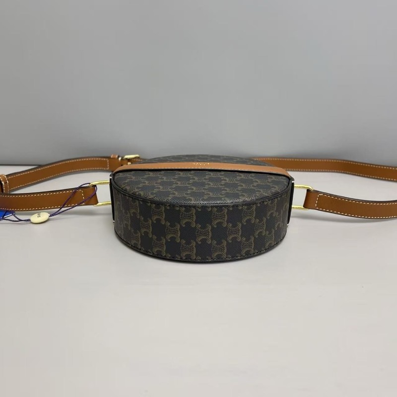 Celine賽琳 triomphe凱旋門焦糖色圓餅包 斜背包-4