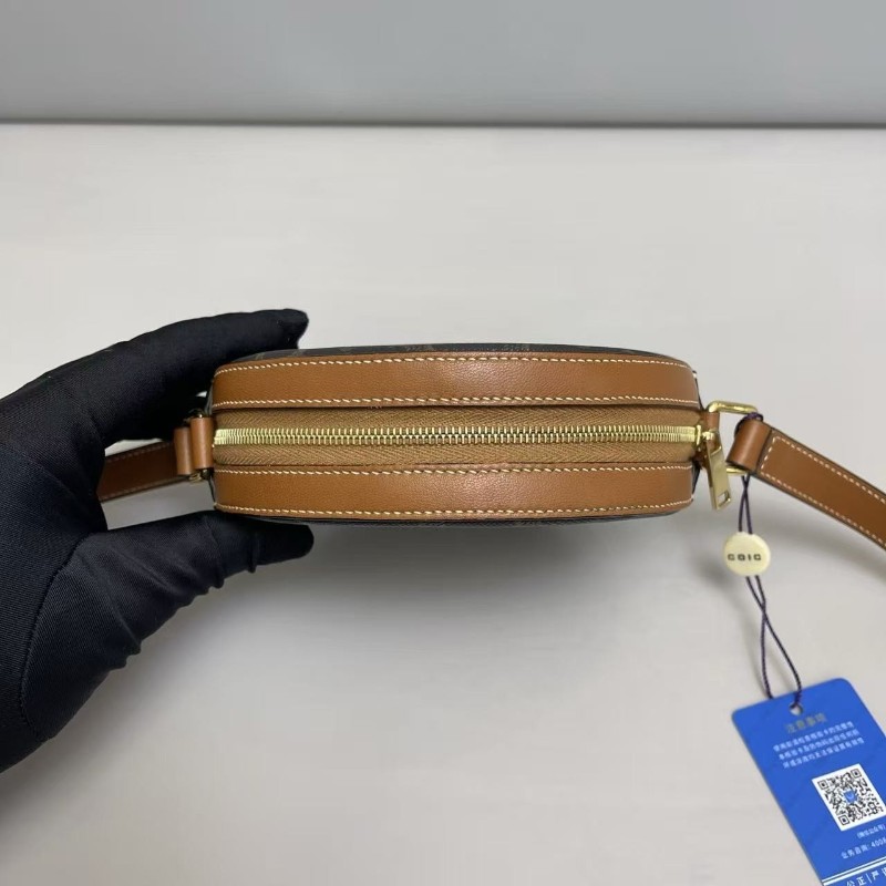 Celine賽琳 triomphe凱旋門焦糖色圓餅包 斜背包-5