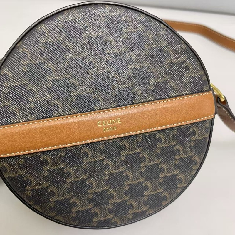 Celine賽琳 triomphe凱旋門焦糖色圓餅包 斜背包-6