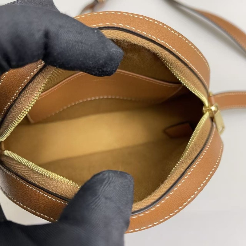 Celine賽琳 triomphe凱旋門焦糖色圓餅包 斜背包-8