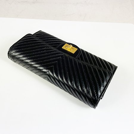 ＊ 奢華大道國際精品＊【CH0385】CHANEL黑色小牛皮人字標誌十字釦長夾-2