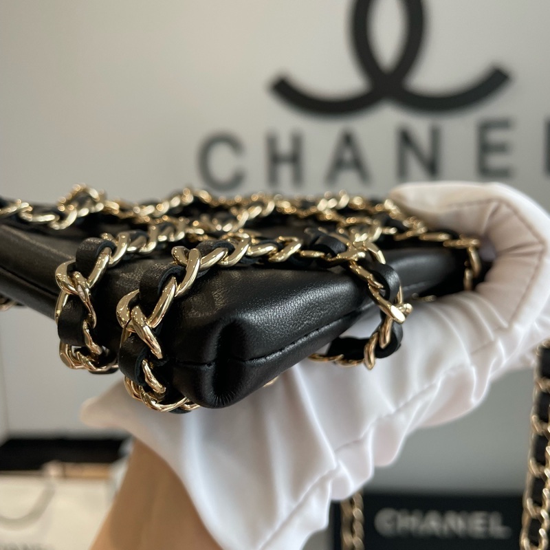 Chanel 黑金羊皮手機包 大手機也能放 31開有卡-6