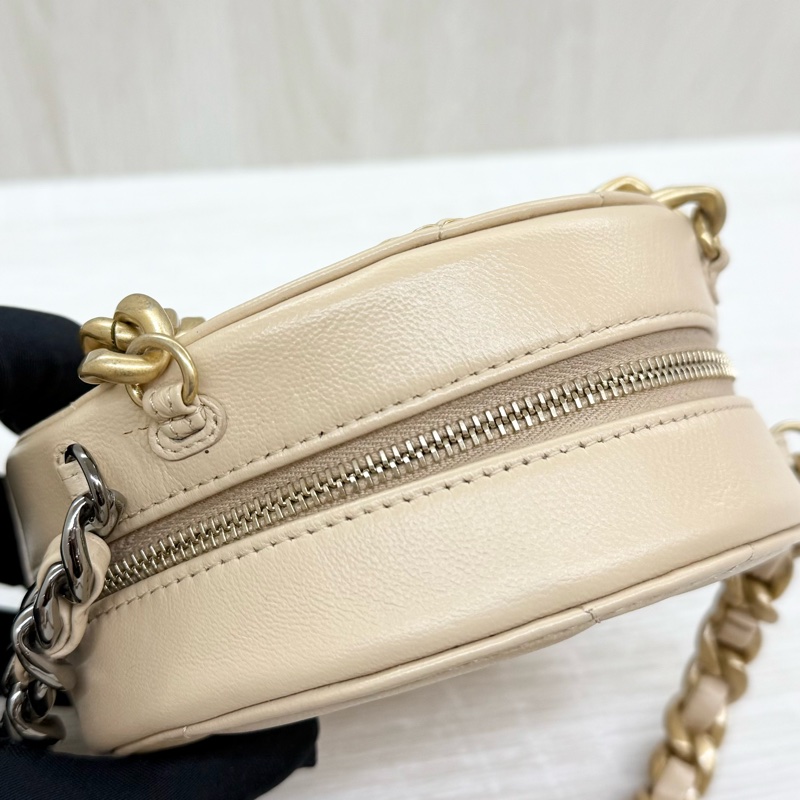 CHANEL奶茶色金釦羊皮19圓餅包AP0945-11
