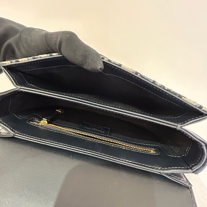 DIOR緹花布豬鼻子掀蓋斜背包-6