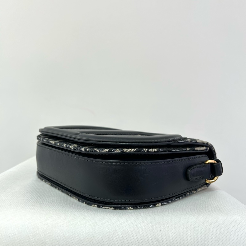 DIOR緹花布豬鼻子掀蓋斜背包-10