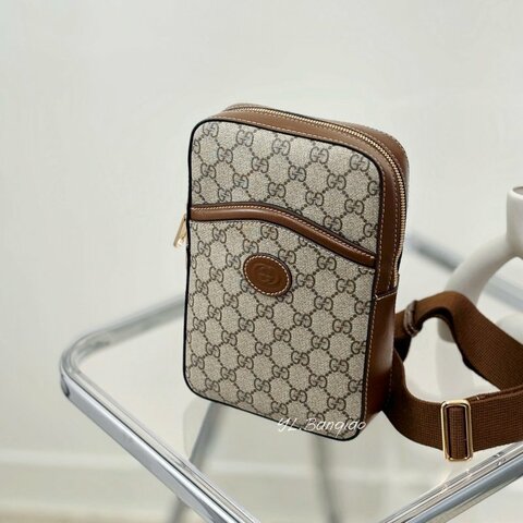 GUCCI GG Supreme帆布拚棕色牛皮胸口包696016