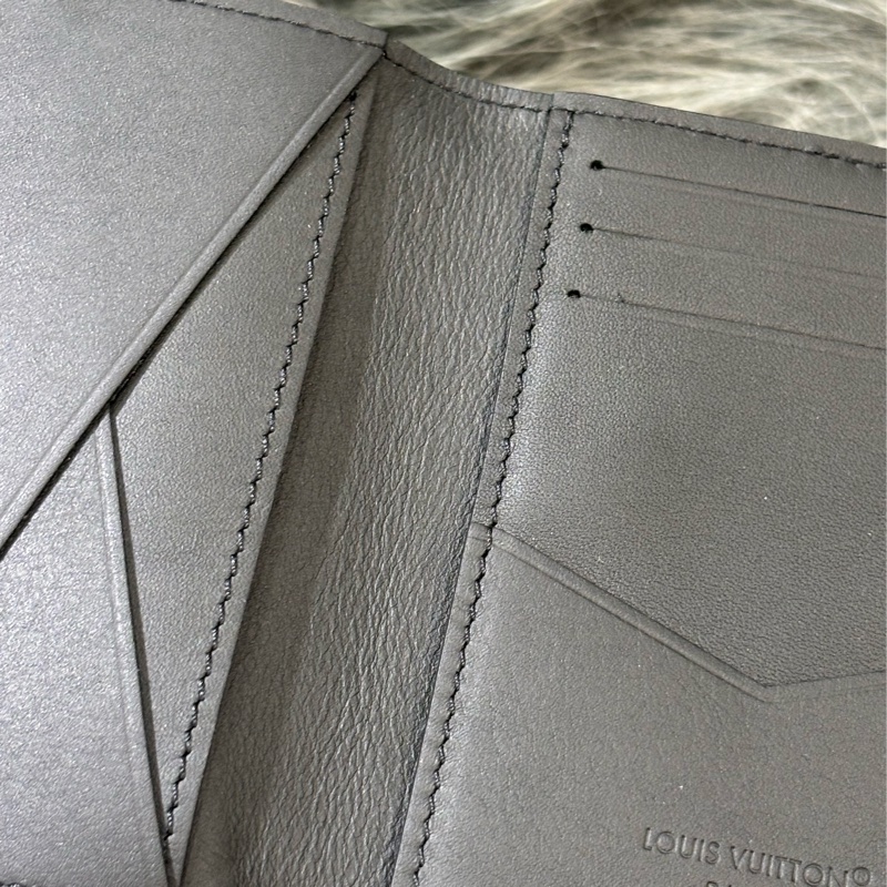 LV M62899 黑色原花老花字紋牛皮 萬用錢包信用卡夾證件套悠遊卡夾名片夾名片包-13