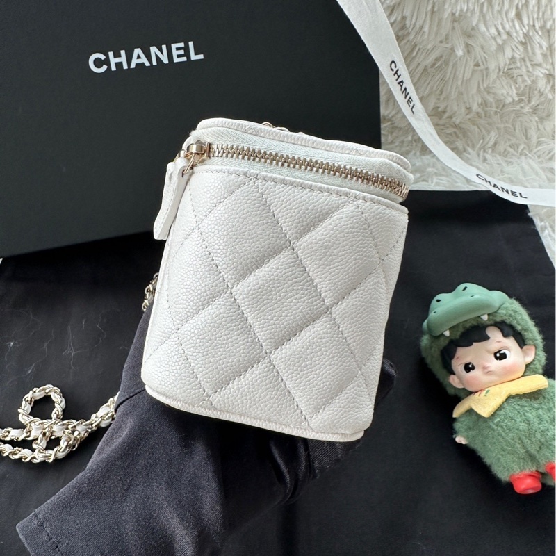 【配件:防塵袋 💕】Chanel 25S 盒子包 長盒子 化妝包 白金 白色 金扣 荔枝牛皮 單肩 斜挎-3