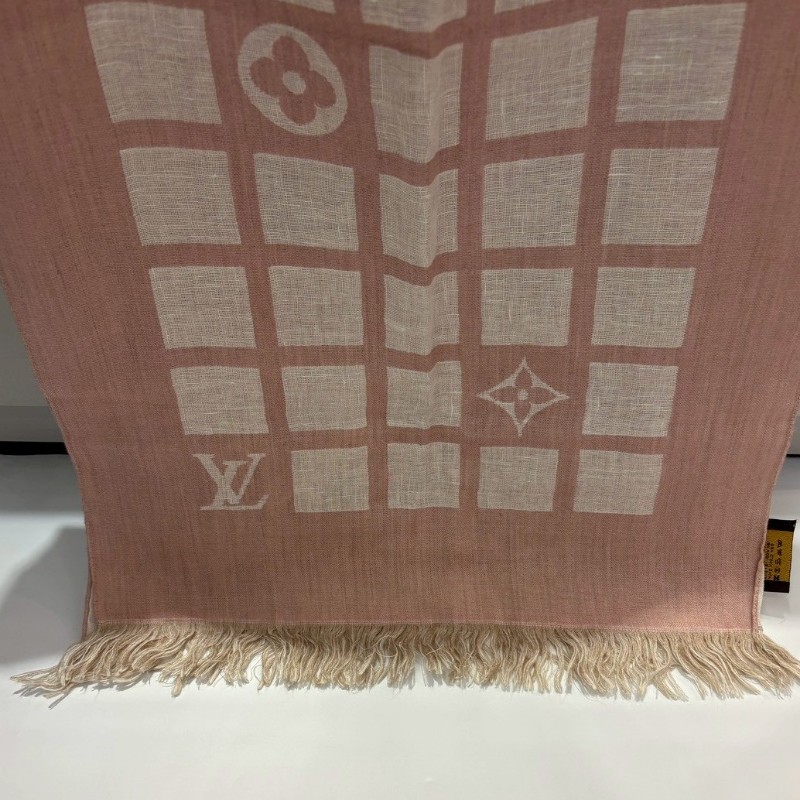 LV 粉底米白格字花圍巾-1