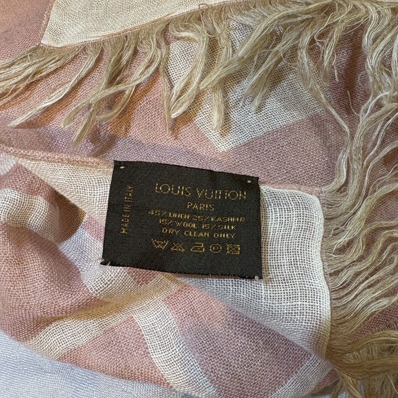 LV 粉底米白格字花圍巾-6