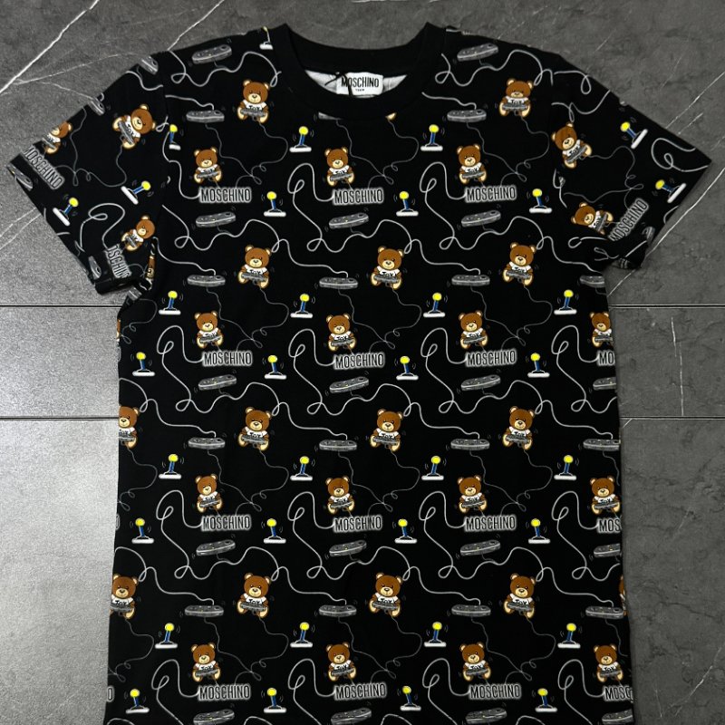 🚨 雙11最後倒數・今晚錯過等明年!【MOSCHINO】滿版印花LOGO 黑色T恤-0