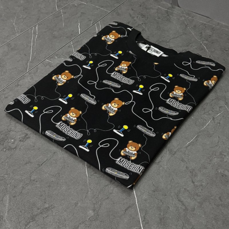 🚨 雙11最後倒數・今晚錯過等明年!【MOSCHINO】滿版印花LOGO 黑色T恤-1