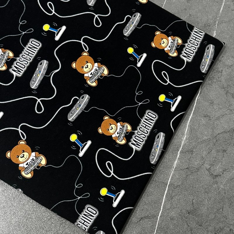 🚨 雙11最後倒數・今晚錯過等明年!【MOSCHINO】滿版印花LOGO 黑色T恤-2