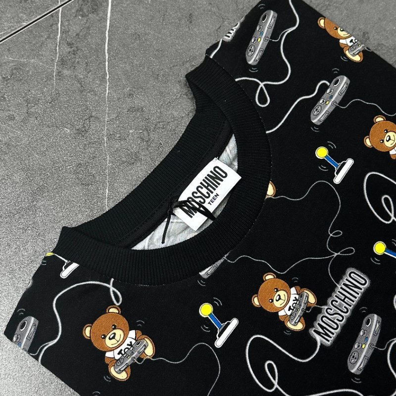 🚨 雙11最後倒數・今晚錯過等明年!【MOSCHINO】滿版印花LOGO 黑色T恤-3