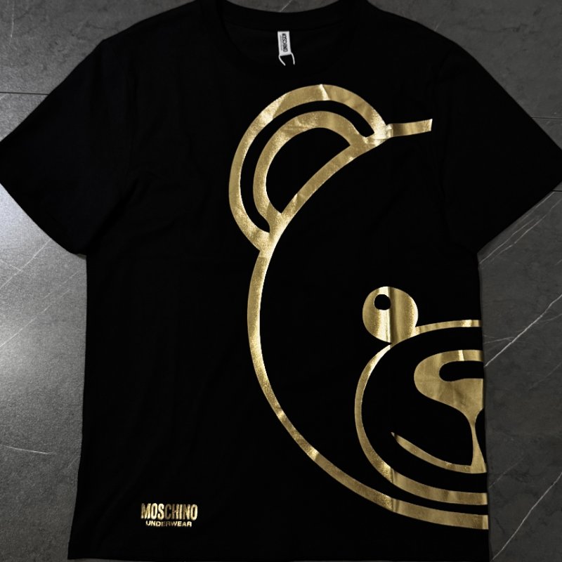 🔥 雙11全面開搶・全館折扣限時開啟!【MOSCHINO】UNDERBEAR-黑金半臉泰迪熊圓領T恤-0