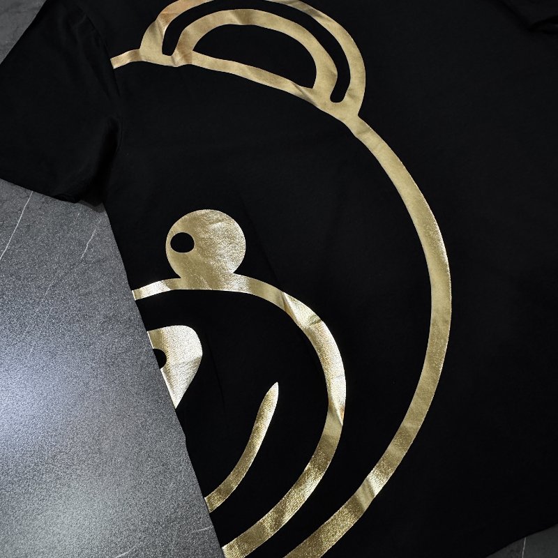 🔥 雙11全面開搶・全館折扣限時開啟!【MOSCHINO】UNDERBEAR-黑金半臉泰迪熊圓領T恤-3