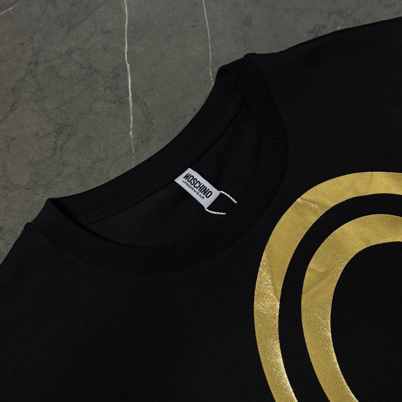 🔥 雙11全面開搶・全館折扣限時開啟!【MOSCHINO】UNDERBEAR-黑金半臉泰迪熊圓領T恤-4