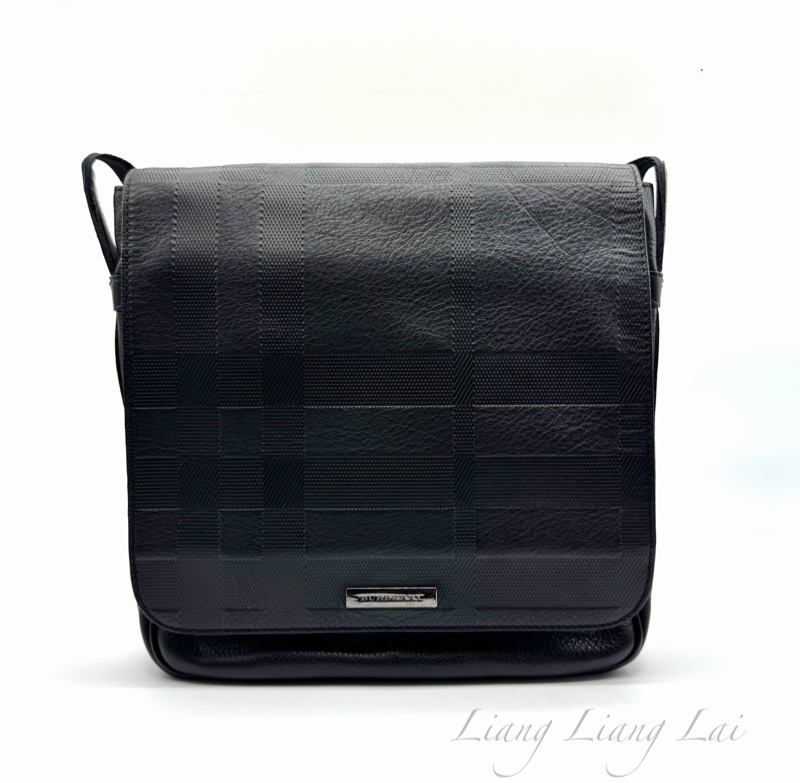 BURBERRY 格紋壓紋小牛皮黑色斜背包-0