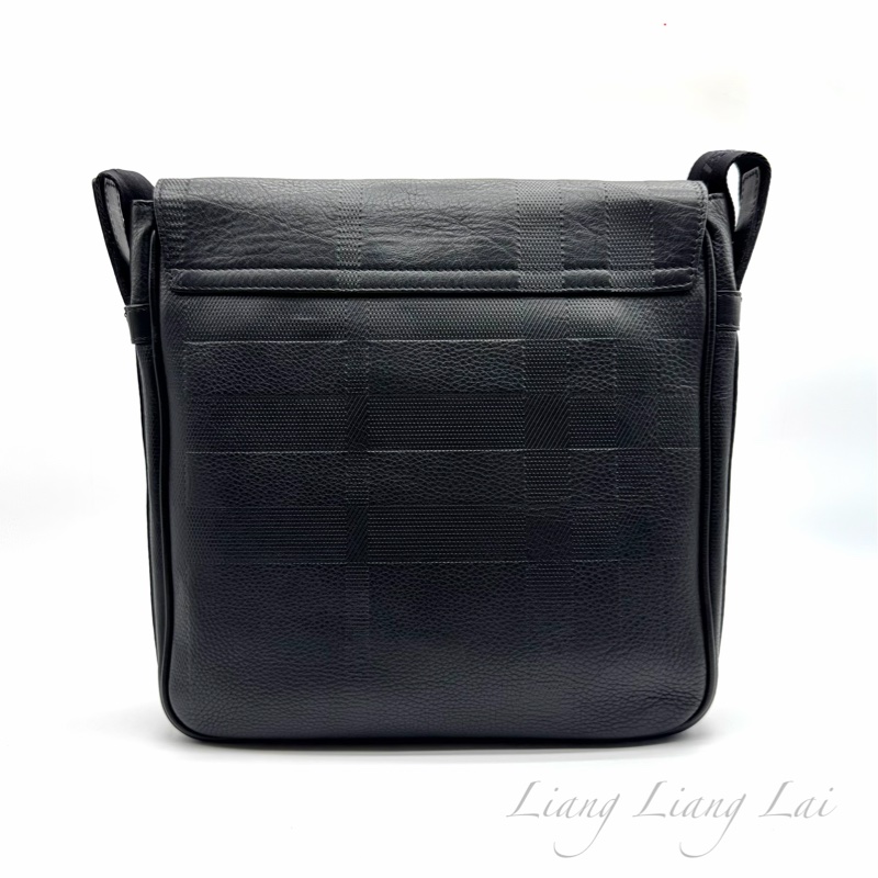 BURBERRY 格紋壓紋小牛皮黑色斜背包-1