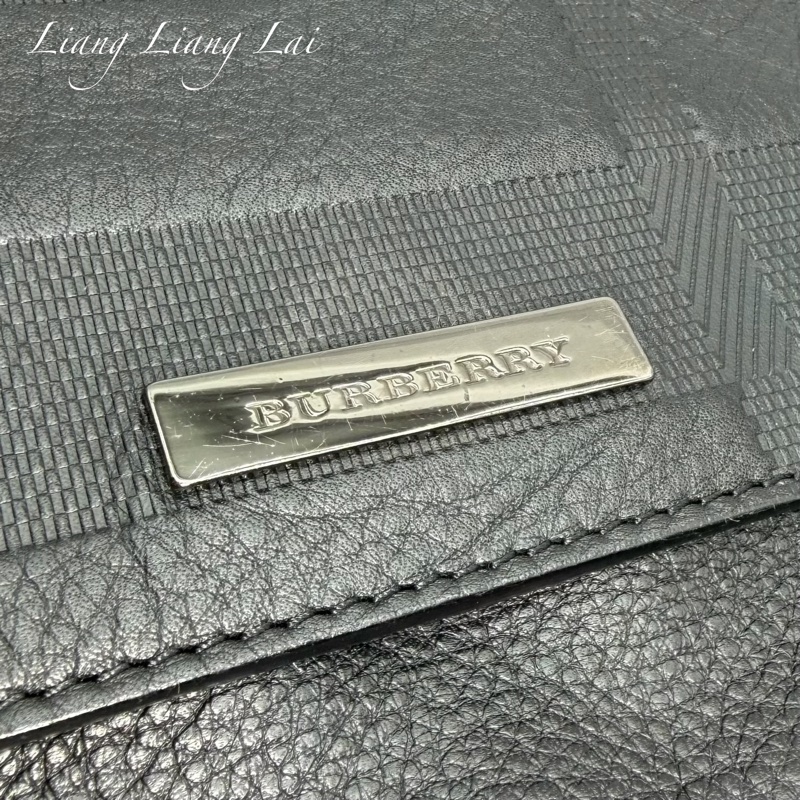 BURBERRY 格紋壓紋小牛皮黑色斜背包-19
