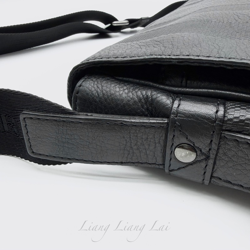 BURBERRY 格紋壓紋小牛皮黑色斜背包-27