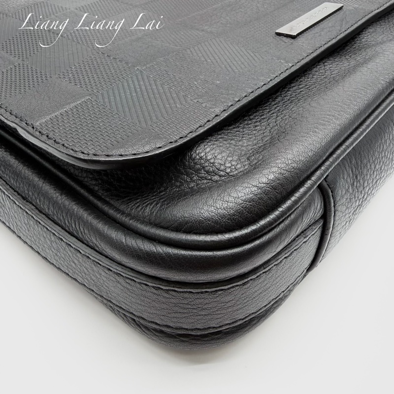 BURBERRY 格紋壓紋小牛皮黑色斜背包-31