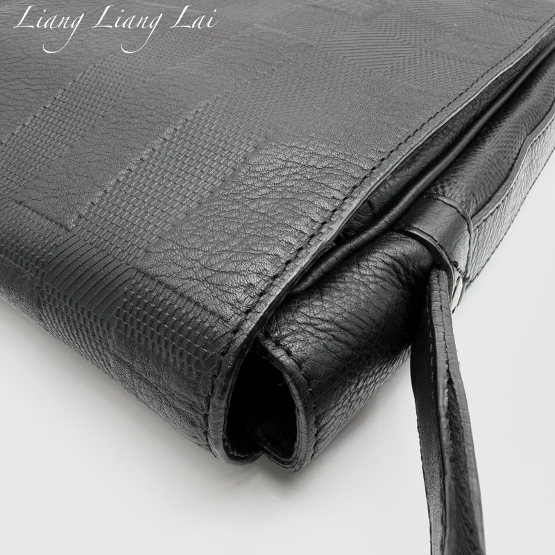 BURBERRY 格紋壓紋小牛皮黑色斜背包-32