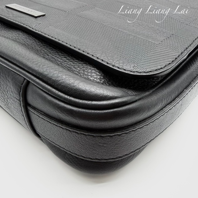 BURBERRY 格紋壓紋小牛皮黑色斜背包-33