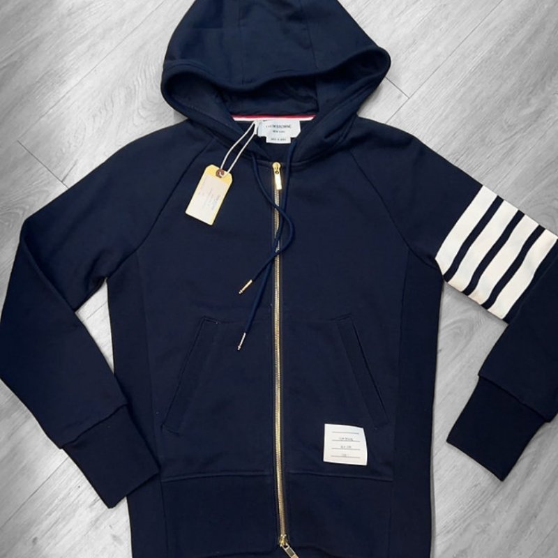 瑕疵品出清 🔥 雙11全面開搶・全館折扣限時開啟！【THOM BROWNE-TB】經典四條紋雙向拉鍊衛衣連帽外套 深藍(下單前須先私訊)-0