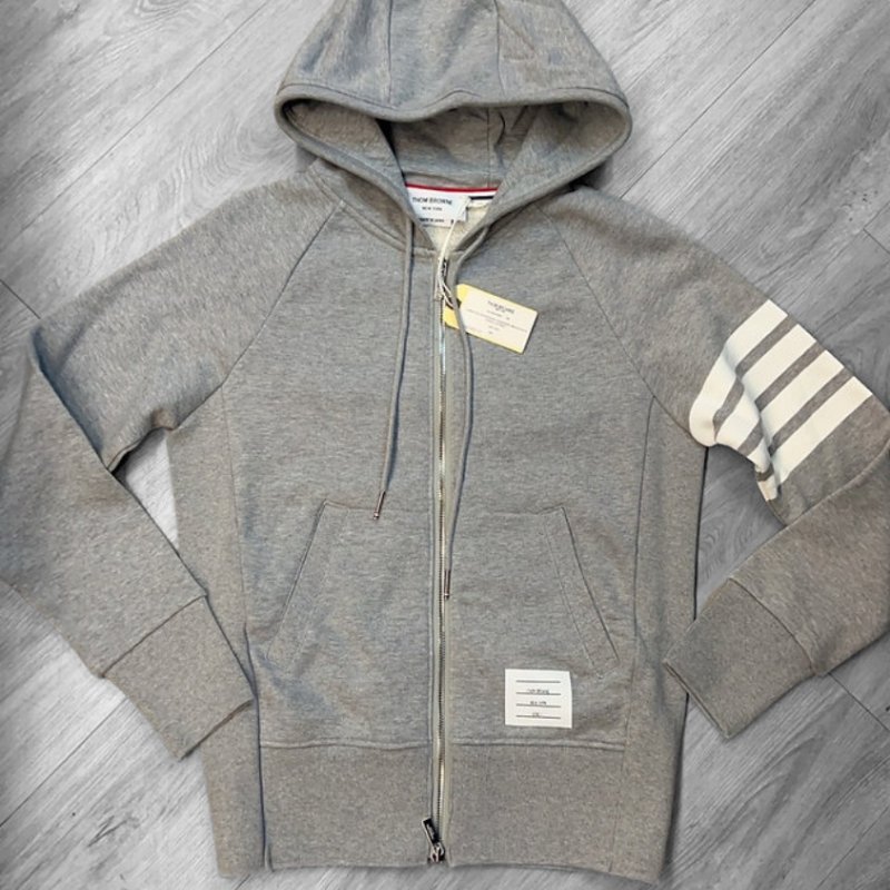 🔥 雙11全面開搶・全館折扣限時開啟！【THOM BROWNE-TB】經典四條紋雙向拉鍊衛衣連帽外套 灰(下單前須先私訊)-0