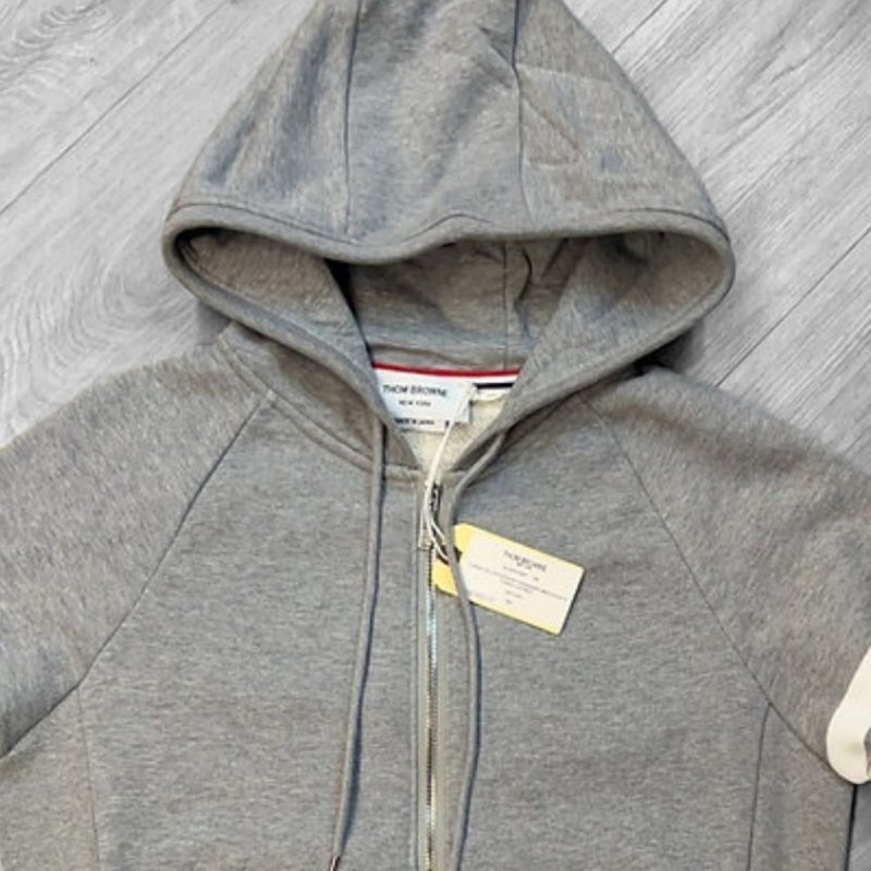 🔥 雙11全面開搶・全館折扣限時開啟！【THOM BROWNE-TB】經典四條紋雙向拉鍊衛衣連帽外套 灰(下單前須先私訊)-3