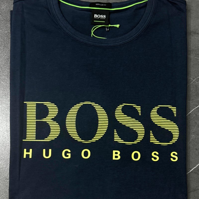 🚨 雙11最後倒數・今晚錯過等明年！【BOSS】綠色文字LOGO深藍 T恤-1