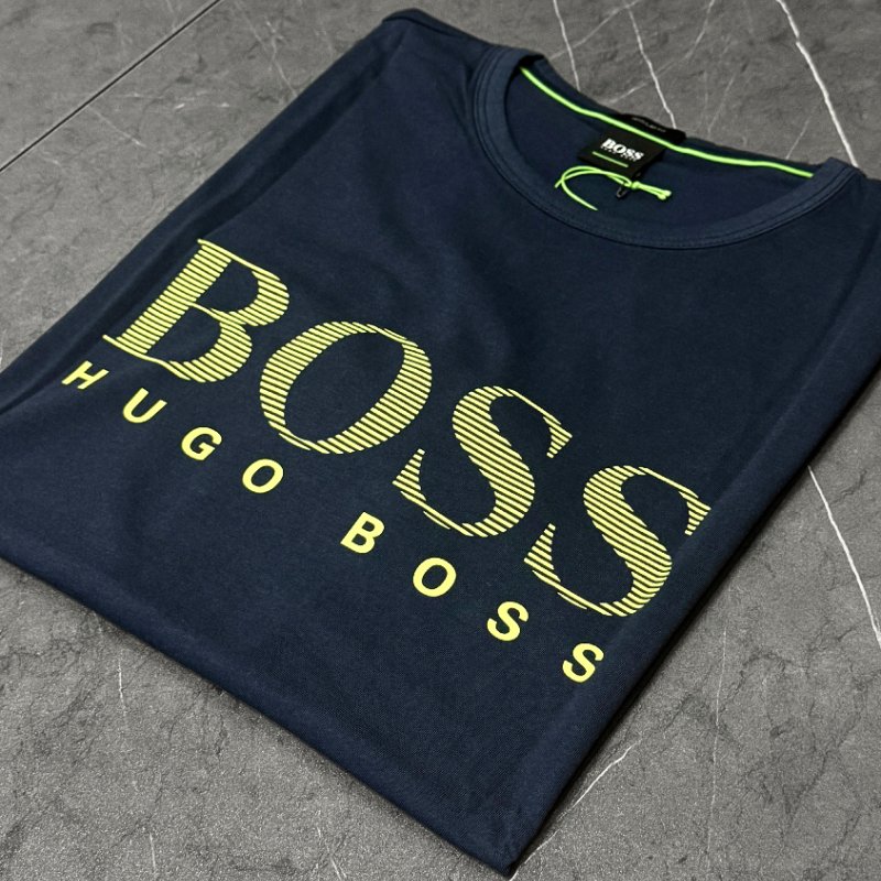 🚨 雙11最後倒數・今晚錯過等明年！【BOSS】綠色文字LOGO深藍 T恤-2