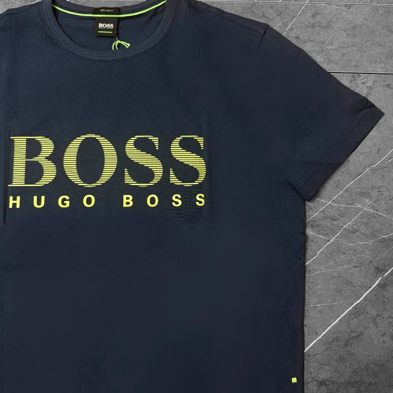 🚨 雙11最後倒數・今晚錯過等明年！【BOSS】綠色文字LOGO深藍 T恤-4