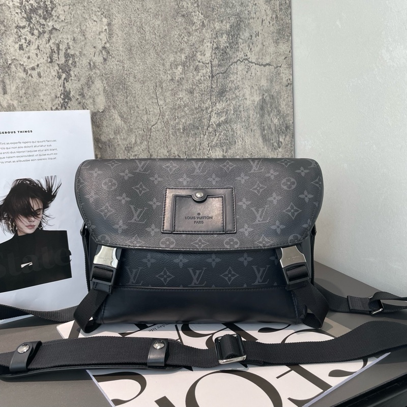 LV 黑武士 voyager 系列 郵差包 小號 尺寸約33*11*22.5cm 經典老花塗層 可調節肩帶-0