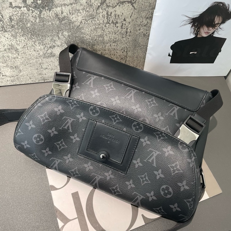 LV 黑武士 voyager 系列 郵差包 小號 尺寸約33*11*22.5cm 經典老花塗層 可調節肩帶-2