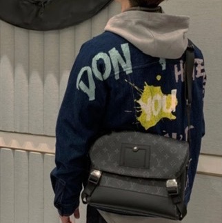 LV 黑武士 voyager 系列 郵差包 小號 尺寸約33*11*22.5cm 經典老花塗層 可調節肩帶-4