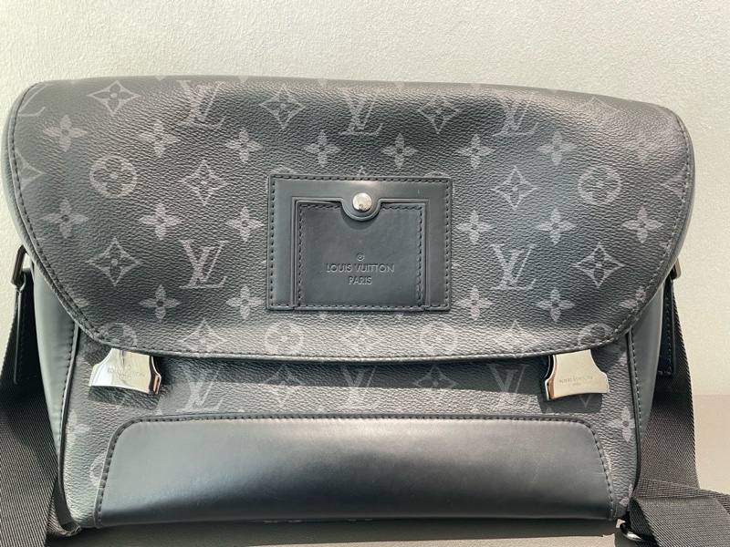 LV 黑武士 voyager 系列 郵差包 小號 尺寸約33*11*22.5cm 經典老花塗層 可調節肩帶-6