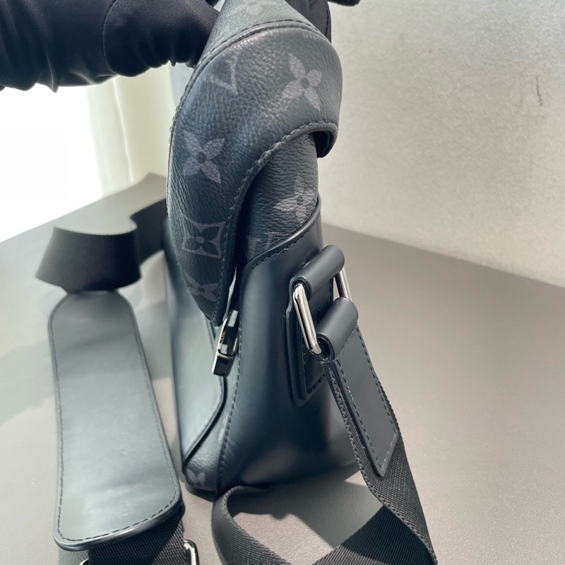 LV 黑武士 voyager 系列 郵差包 小號 尺寸約33*11*22.5cm 經典老花塗層 可調節肩帶-8