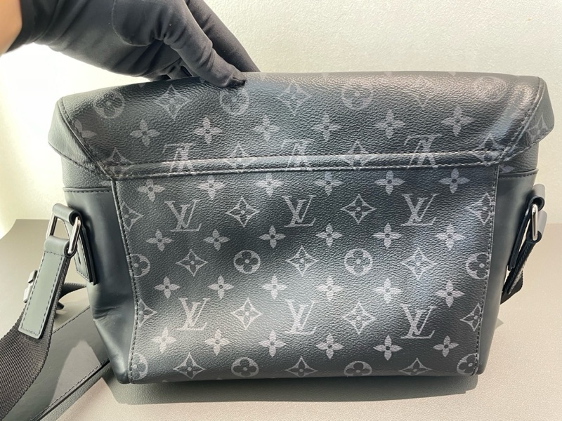 LV 黑武士 voyager 系列 郵差包 小號 尺寸約33*11*22.5cm 經典老花塗層 可調節肩帶-9