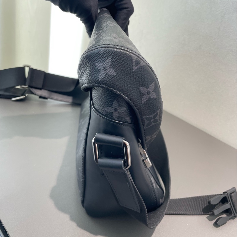 LV 黑武士 voyager 系列 郵差包 小號 尺寸約33*11*22.5cm 經典老花塗層 可調節肩帶-10